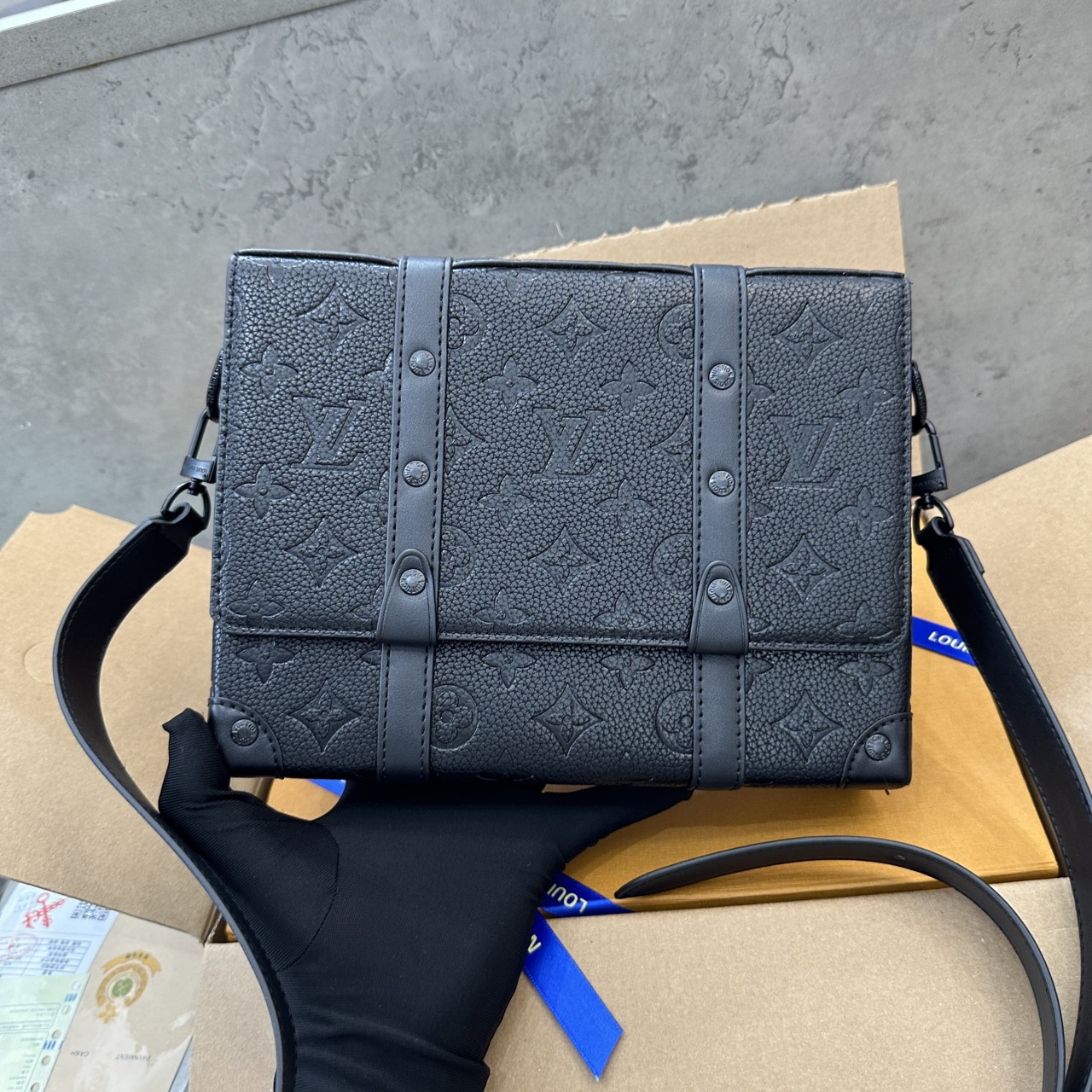 Túi đeo chéo Louis Vuitton LV Đen họa tiết hoa vân dập chìm nắp gập size 24x18x5.5cm Like Auth on web fullbox bill thẻ PLD